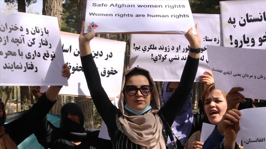 Afgan kadınlar kısıtlanan eğitim ve çalışma hakları için Kabil’de protesto düzenledi
