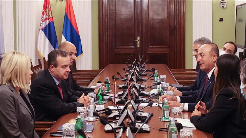 تشاووش أوغلو يلتقي رئيس البرلمان الصربي في بلغراد