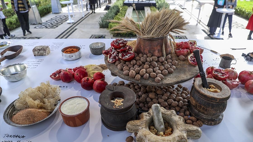 Şef Ömür Akkor ile Anadolunun Binlerce Yılı başlıklı yemek sergisi açıldı