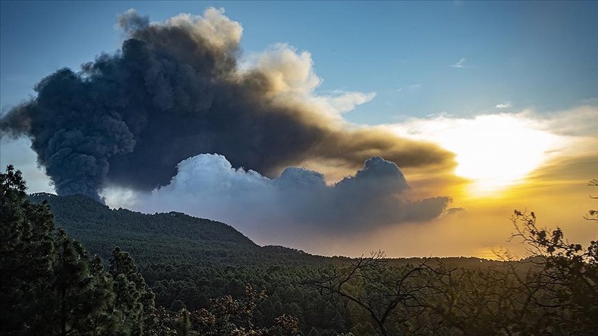 Cumbre Vieja Yanardağının lavları La Palma Adasında 800 kişiyi daha evlerinden etti