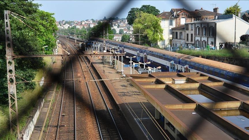 Train crushes 3 to death in France