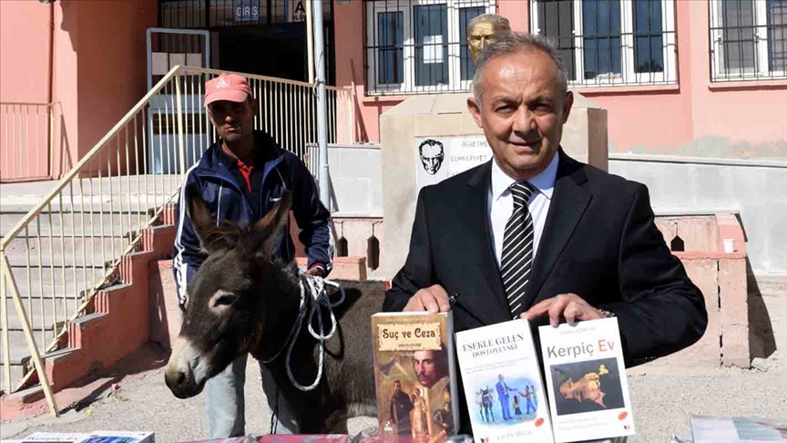 Türkiyenin Eşekli Dostoyevskisi köyleri dolaşarak çocuklara kitap dağıttı
