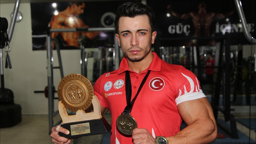 Kilo vermek için başladı, vücut geliştirmede Türkiye şampiyonu oldu
