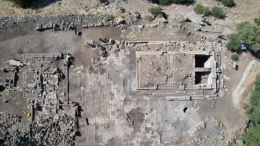 Aigai Antik Kentinde Athena Tapınağının silüeti ortaya çıktı