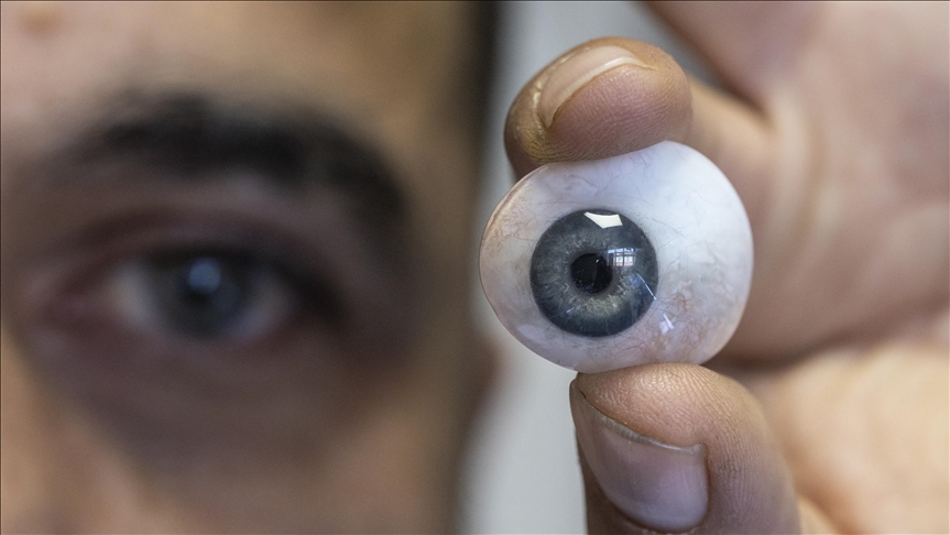 أنقرة.. تركي يبدع في صنع العيون الاصطناعية