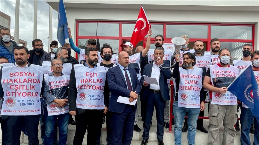 İzmirde metro ve tramvay çalışanları grev kararı astı