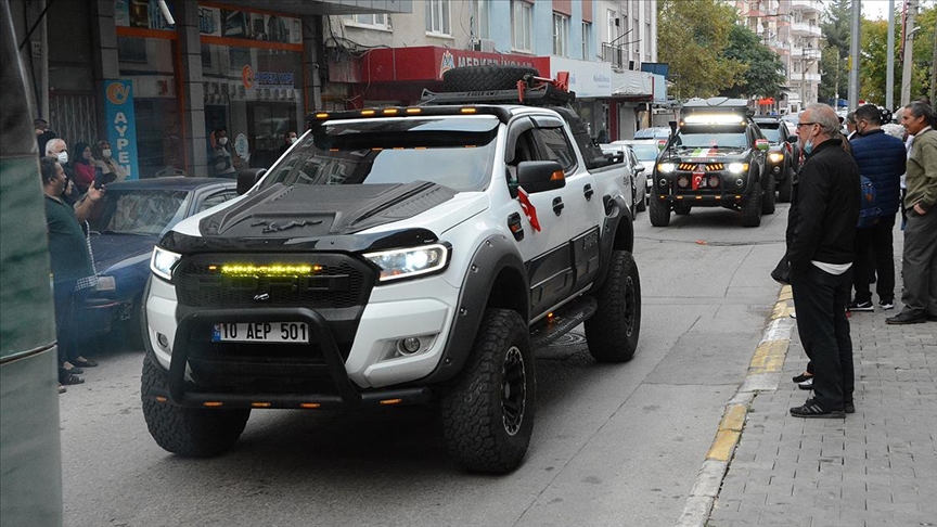 Polis damat, gelin almaya Beşiktaş taraftarları ve off-road ekibi ile gitti