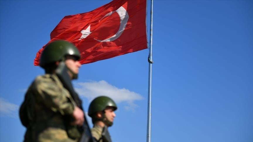 Turkish forces round up 11 terrorists fleeing to Greece