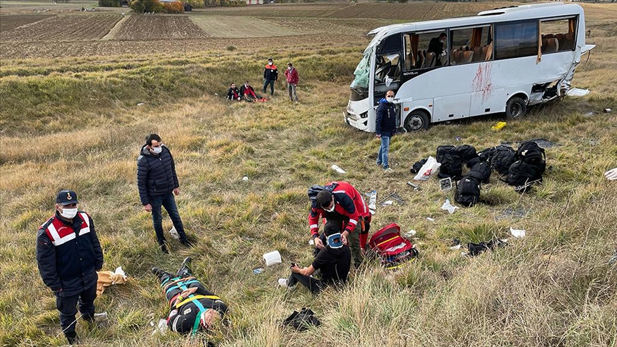 Kastamonu'da polis servisinin devrilmesi sonucu 12 polis yaralandı 