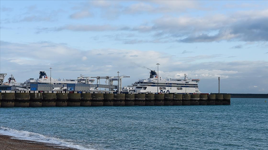 İngiliz limanında konteynerler birikiyor