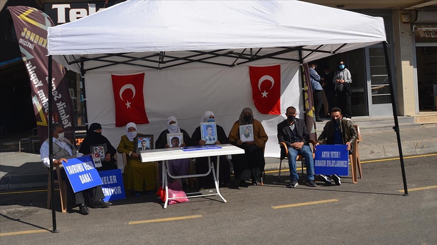 Muş'ta çocukları PKK'lı teröristlerce kaçırılan aileler HDP önünde eylem yaptı