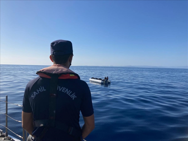 گارد ساحلی ترکیه 100 پناهجوی رانده شده توسط یونان را نجات داد
