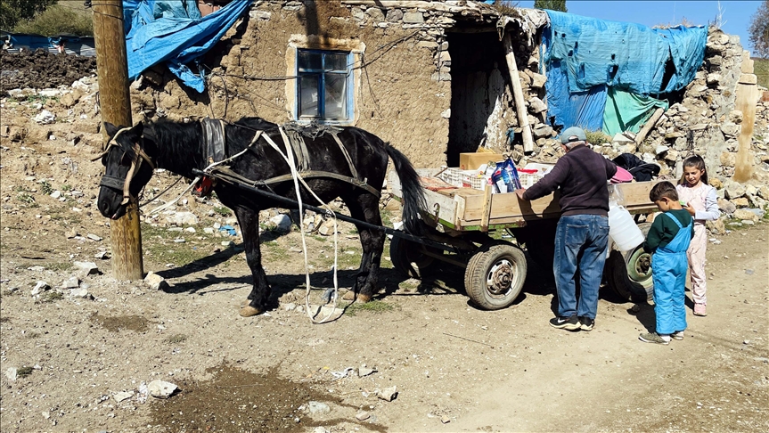 Atıyla aşındırdığı yollarda 54 yıldır köy köy gezip çerçilik yapıyor