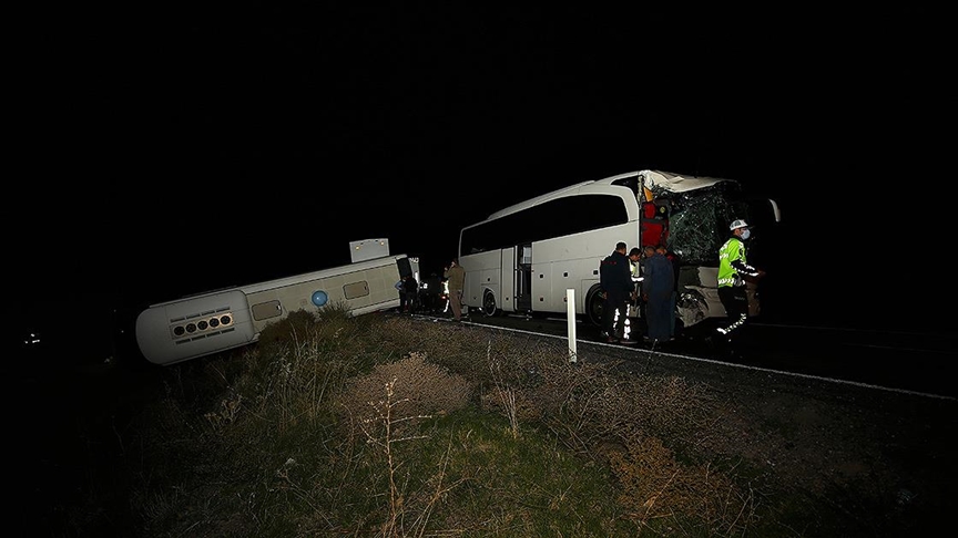Nevşehir&#39;de öğrencileri taşıyan otobüslerin karıştığı kazada 44 kişi  yaralandı