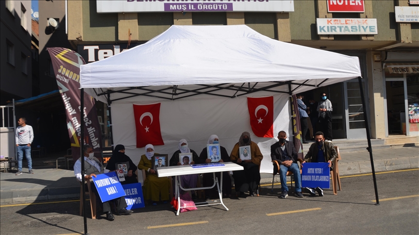Li Mûşê malbatên ku zarokên wan revandine çiyê li ber avahiya HDPyê çalakî kirin