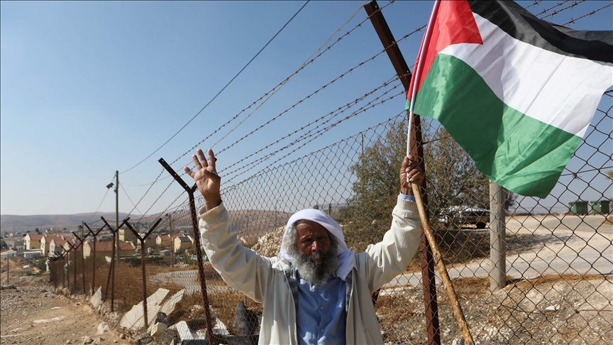 İlerleyen yaşına rağmen elinde bayrak dilinde tekbirle Filistin direnişinin sembolü oldu