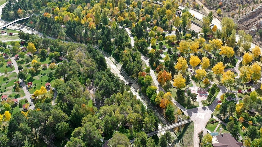 Sivasta Tecer Dağı ve Paşabahçe Mesire Alanı sonbahar renkleriyle etkiliyor