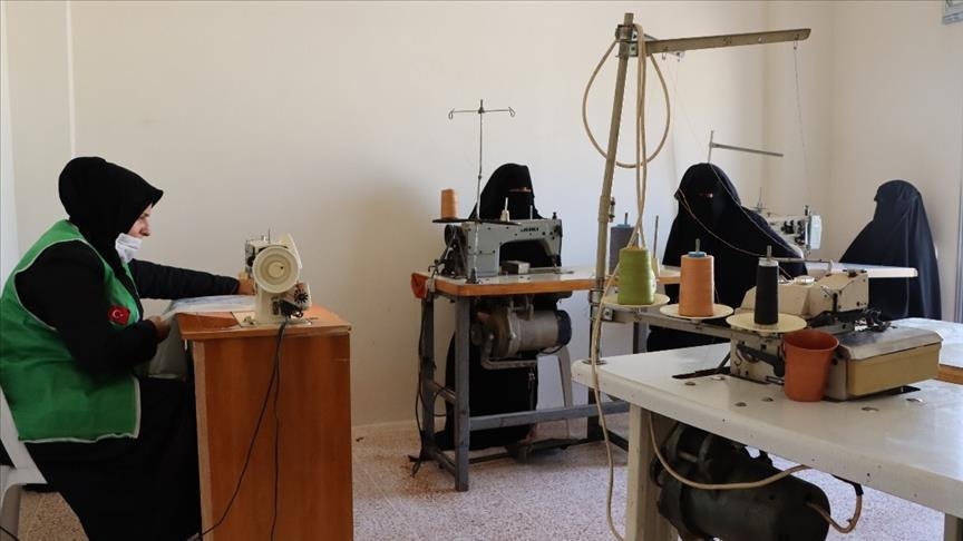 "الإغاثة التركية" تنشئ ورشة خياطة لأمهات بعفرين السورية