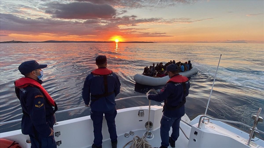 İzmir açıklarında Türk kara sularına itilen 67 düzensiz göçmen kurtarıldı