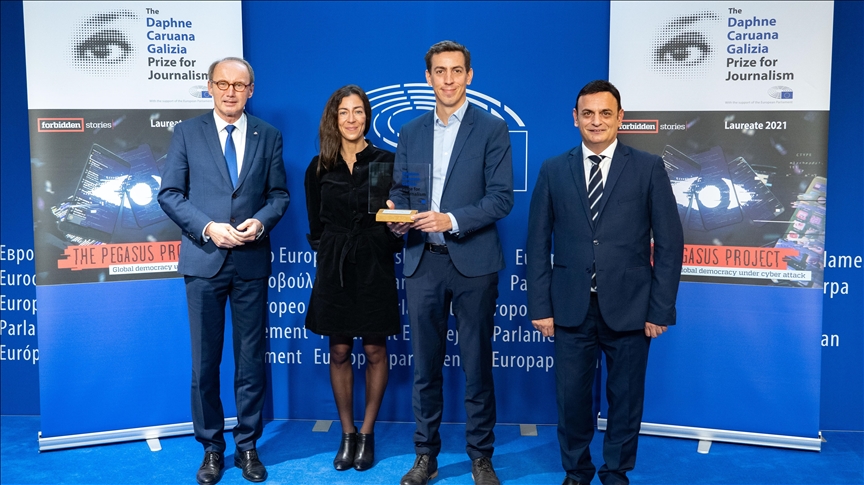 BE-ja i ndan çmimin e gazetarisë grupit që hulumtoi programin e spiunazhit "Pegasus"