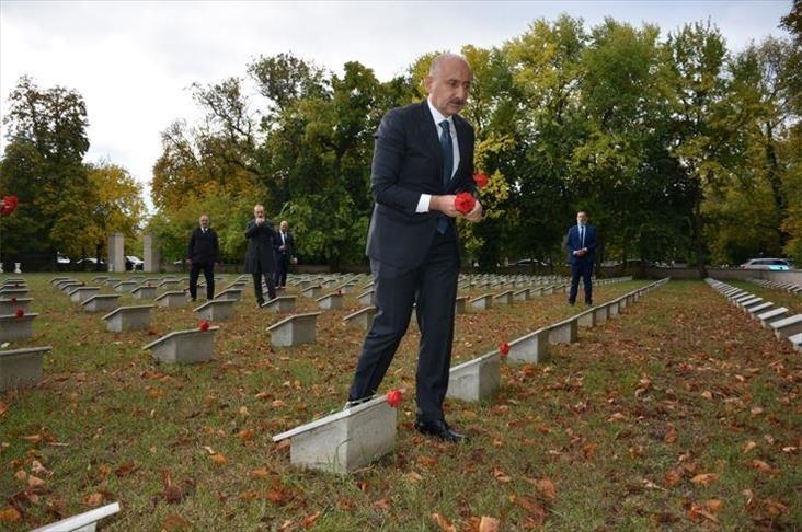 Un ministre turc visite le cimetière des martyrs turcs en Hongrie