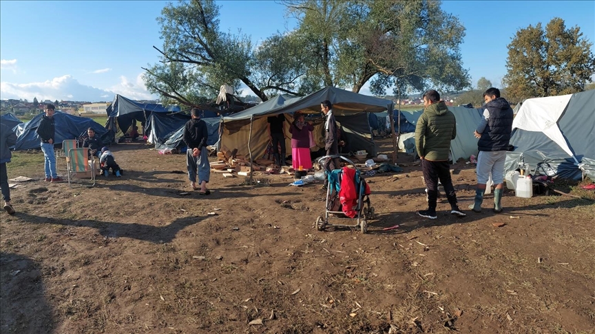 БиХ: Мигрантите во импровизираниот камп во Велика Кладуша ја дочекуваат зимата во тешки услови
