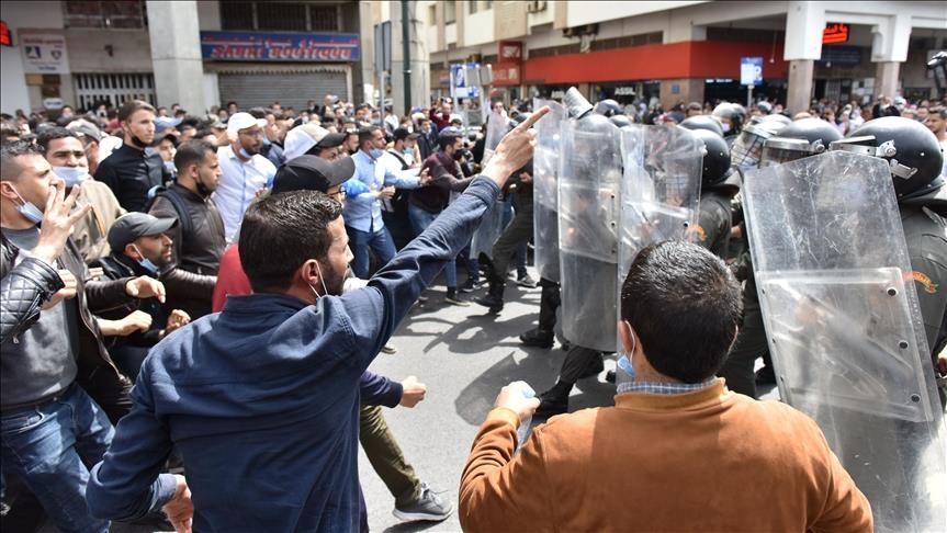 المغرب.. مئات المعلمين يحتجون للمطالبة بدمجهم في القطاع العام
