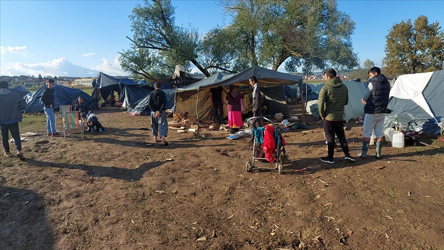 Migranti u improvizovanom kampu u Velikoj Kladuši u teškim uvjetima dočekuju zimu