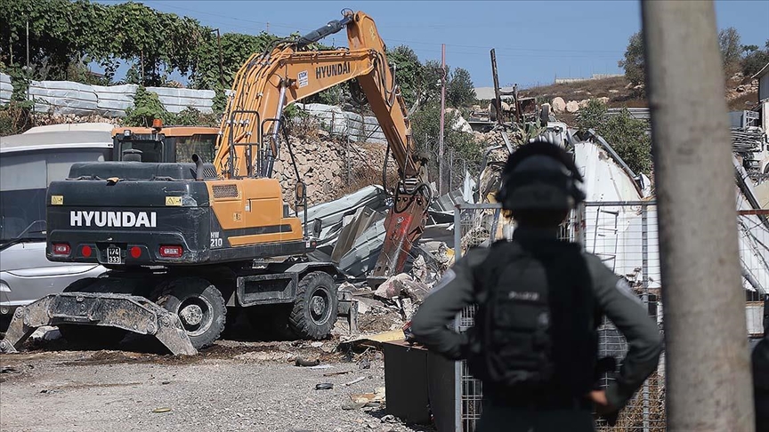 İsrail askerleri Batı Şeriada Filistinlilere ait onlarca dükkanı yıktı