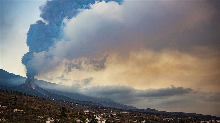 La Palma Adasındaki volkandan çıkan lavlar son 24 saatte 90 evi daha yakıp geçti