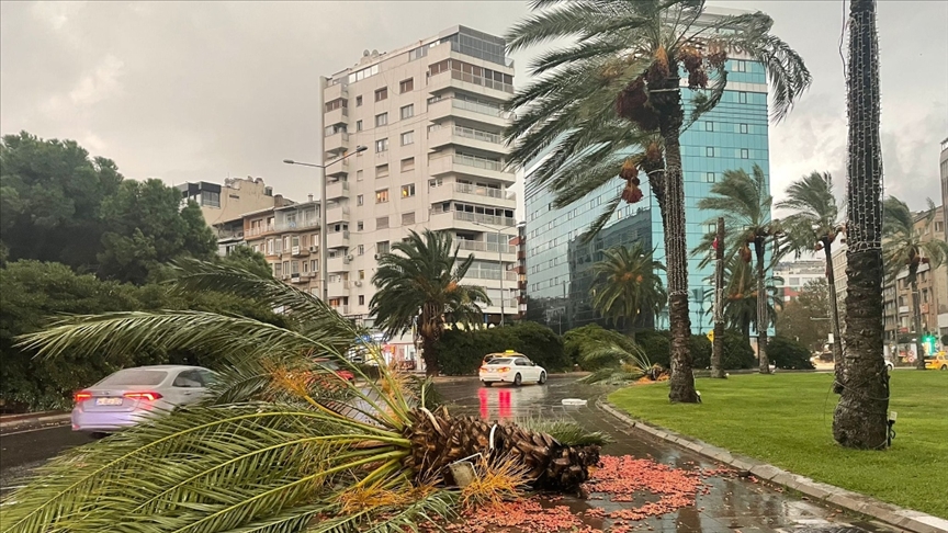 İzmirde kuvvetli sağanak ve rüzgar hayatı olumsuz etkiliyor