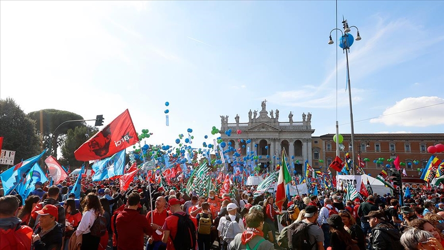 İtalyada işçi sendikalarından faşizm karşıtı miting