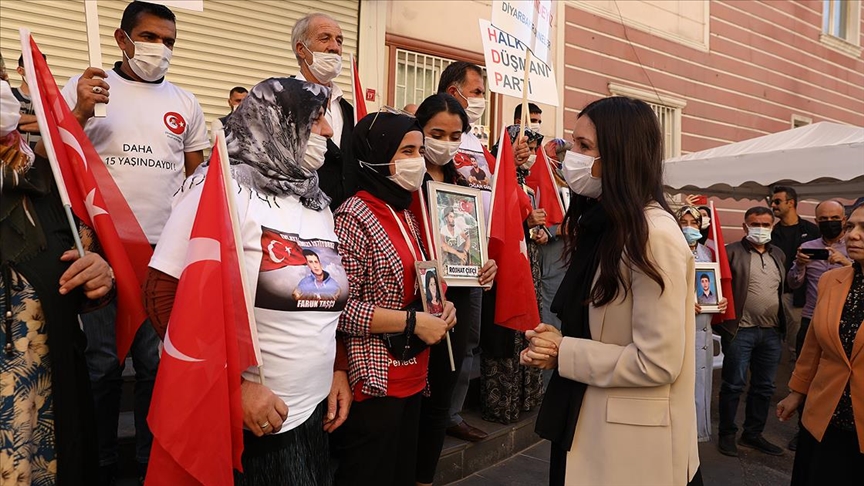 AK Parti Genel Başkan Yardımcısı Karaaslan Diyarbakır annelerini ziyaret etti
