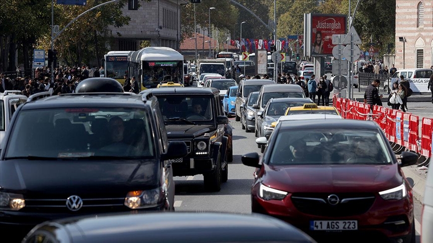 İBB'nin Beşiktaş Meydanı'ndaki çevre düzenlemesinden sonra artan trafik yoğunluğu tepki çekti