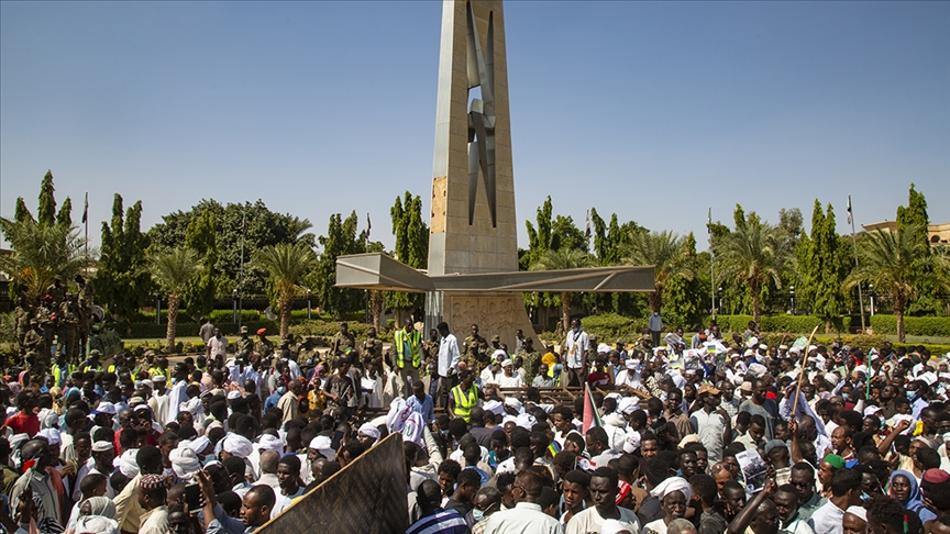 آلاف السودانيين يحتشدون أمام القصر الرئاسي لـ"استرداد الثورة"