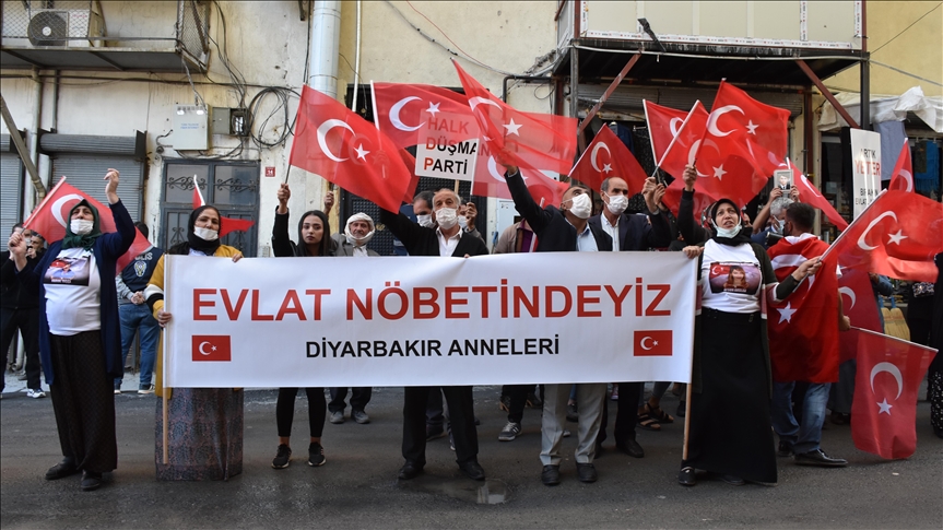 Malbatên zarokên wan revandine serê çiyê li benda piştevaniyê ne