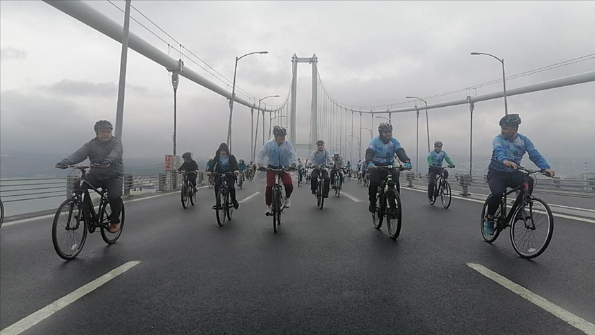 İklim değişikliğine dikkati çekmek için Osmangazi Köprüsü'nde pedal çevirdiler