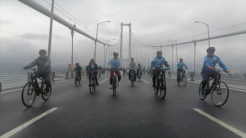 İklim değişikliğine dikkati çekmek için Osmangazi Köprüsünde pedal çevirdiler