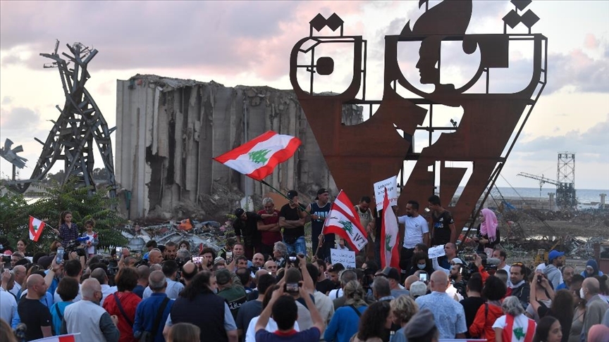 Lübnandaki 17 Ekim protestolarının 2. yılında Beyrutta yürüyüş düzenlendi