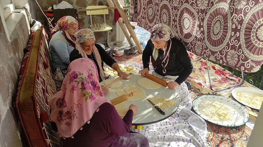 Karsta kadınlar kışlık eriştelerini imece usulüyle hazırlıyor