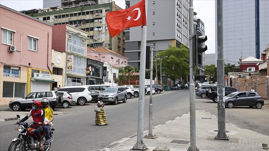 Cumhurbaşkanı Erdoğanın ziyareti öncesi Angolanın başkenti Luanda Türk bayraklarıyla donatıldı