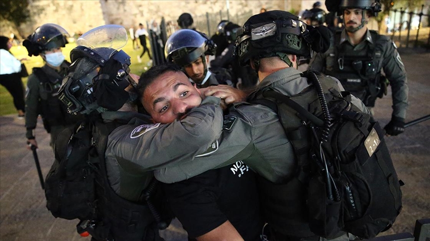 İsrail güçleri Kudüste bazı Filistinlileri darbetti, 2 gazeteciyi gözaltına aldı