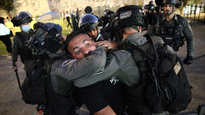 Al-Quds: Izraelske snage pretukle nekoliko Palestinaca, privedeno dvoje novinara