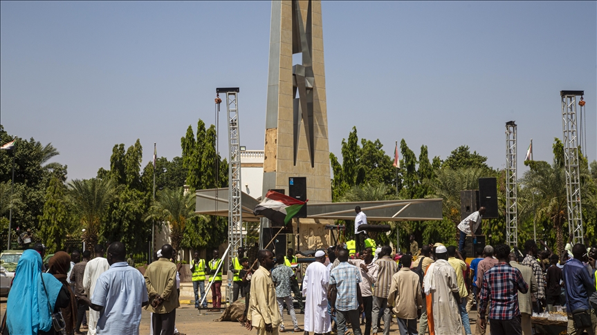 Sudan protesters surround government headquarters in Khartoum