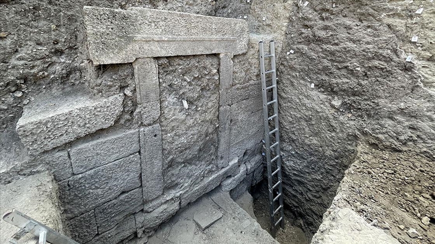 Alexandria Troasda 2 bin 200 yıllık çarşının iki kapısına ulaşıldı