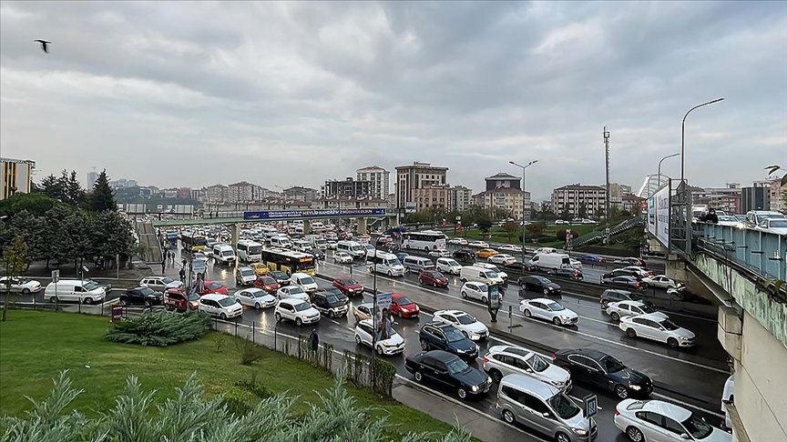 İstanbul haftaya trafik yoğunluğuyla başladı 