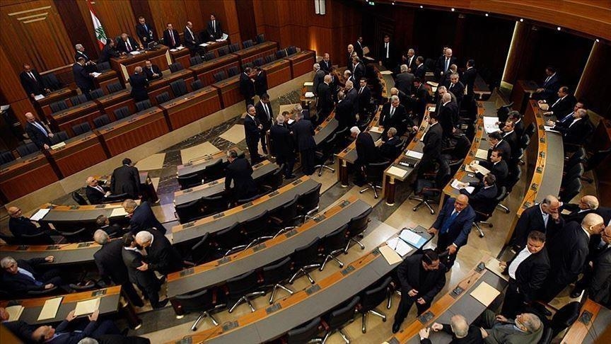 بمسدسه.. نائب لبناني يحضر جلسة برلمانية