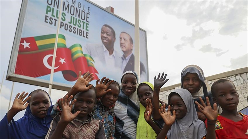 La capital de Togo es decorada con banderas turcas antes de la visita del presidente de Turquía