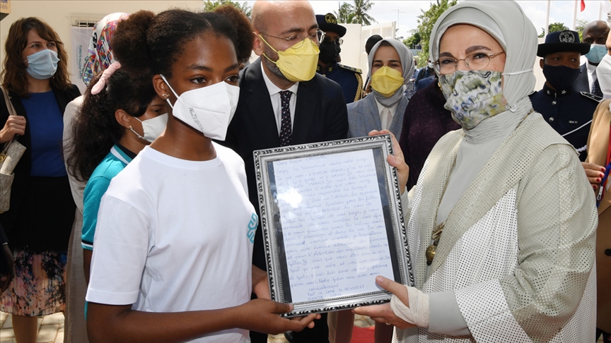 Togolu kız öğrenciden Emine Erdoğana duygusal mektup