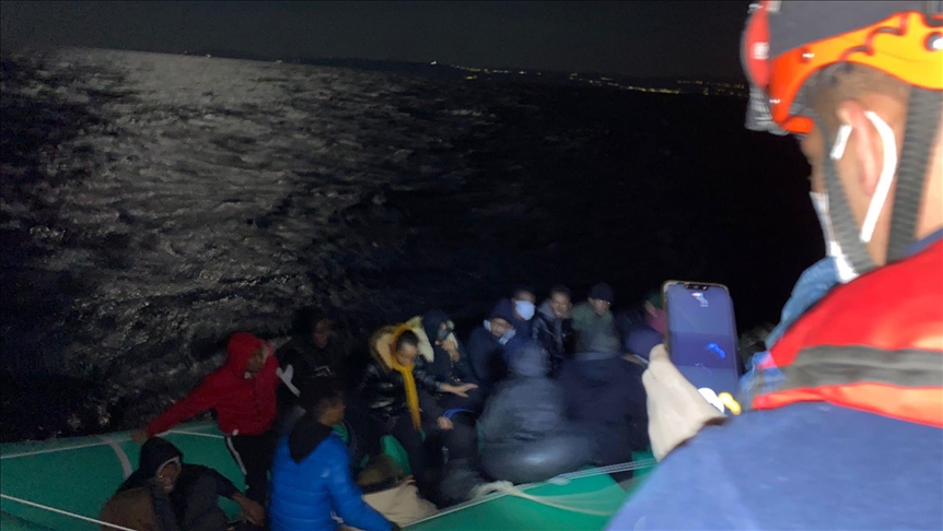 У берегов Измира спасены 27 нелегальных мигрантов